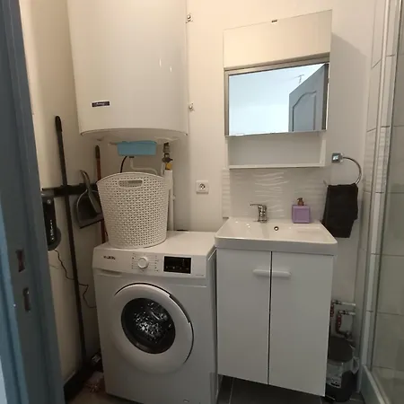 Apartment Paisible Bien Situe Au Rez De Chaussee. *